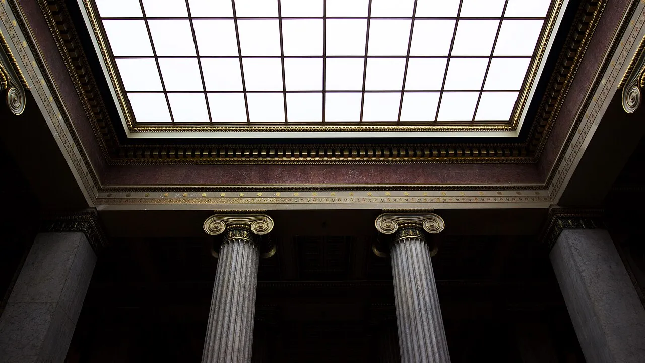 Columnas y techo acristalado de un edificio público