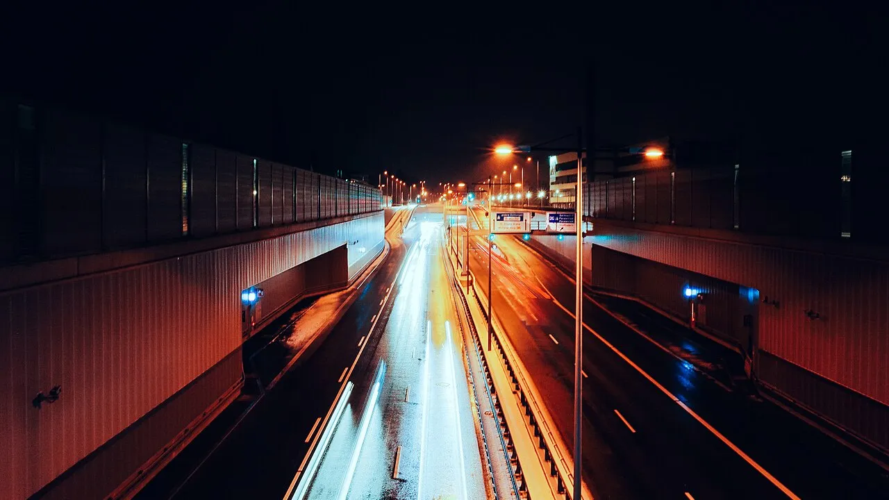 Carretera de noche con luces de tráfico