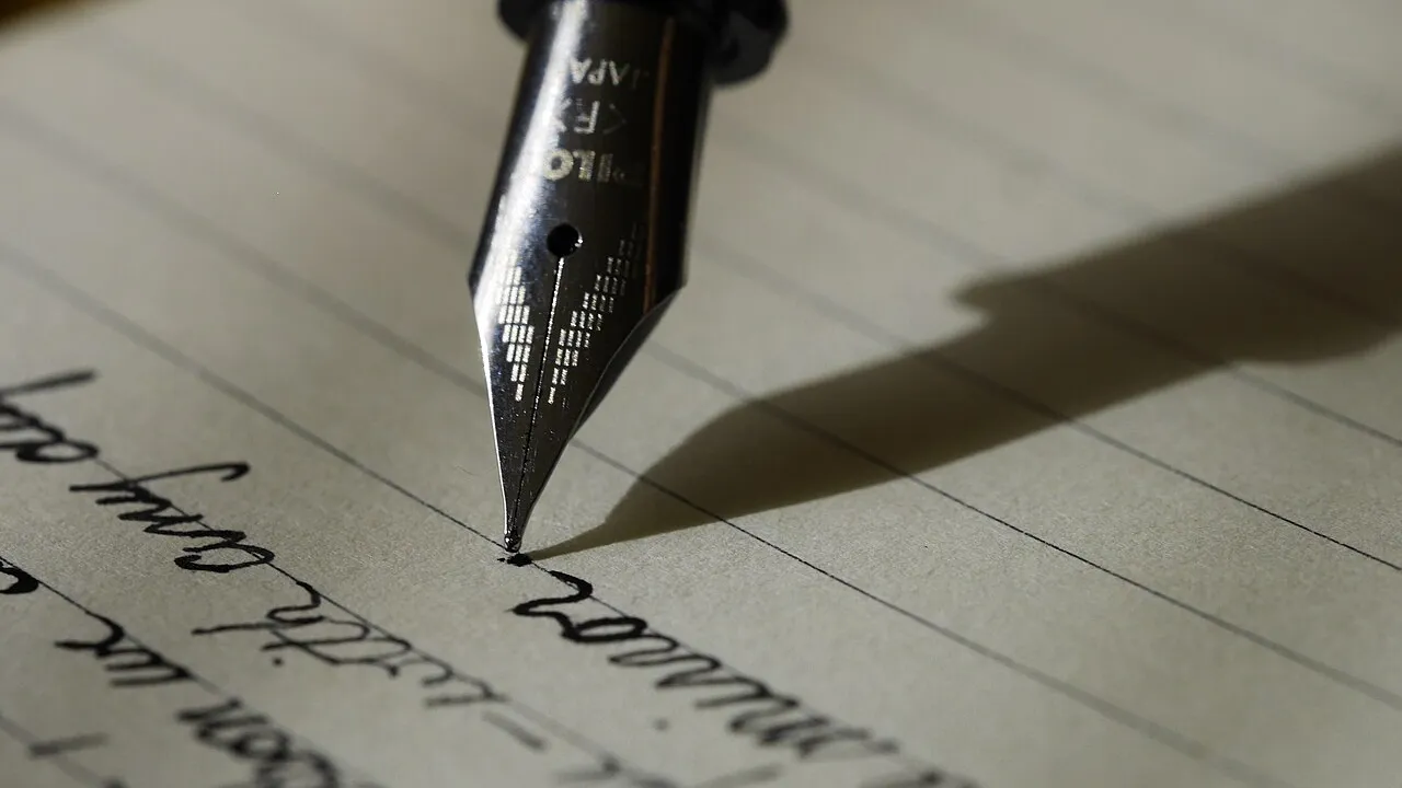 Pluma estilográfica escribiendo sobre un cuaderno