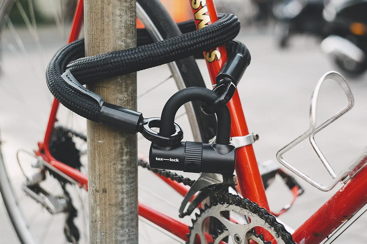 Bicicleta atada con un candado a una farola en la calle