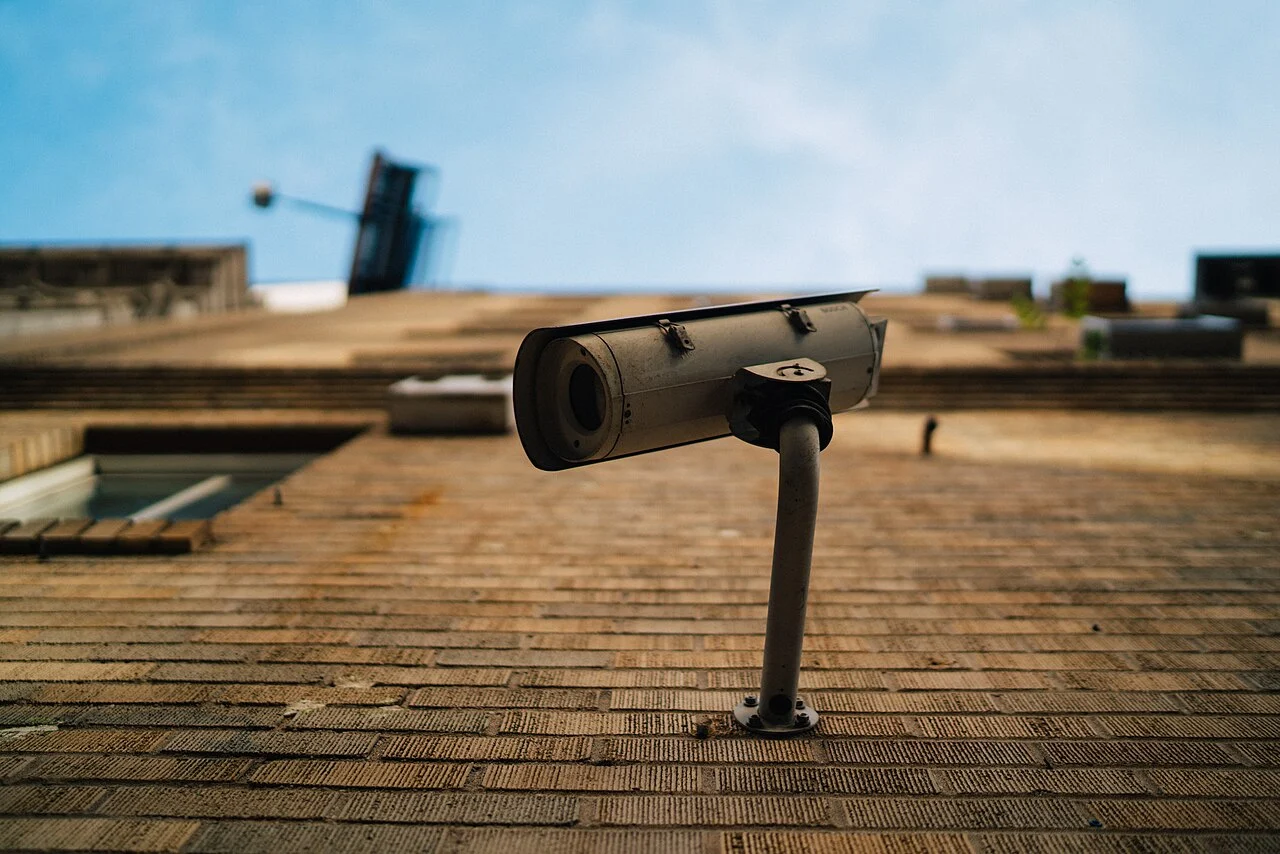 Cámara de vigilancia en la fachada de un edificio