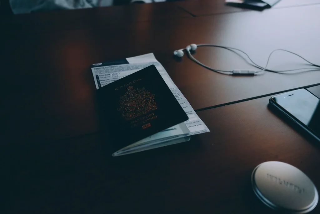 Pasaporte y documentos de extranjería sobre una mesa