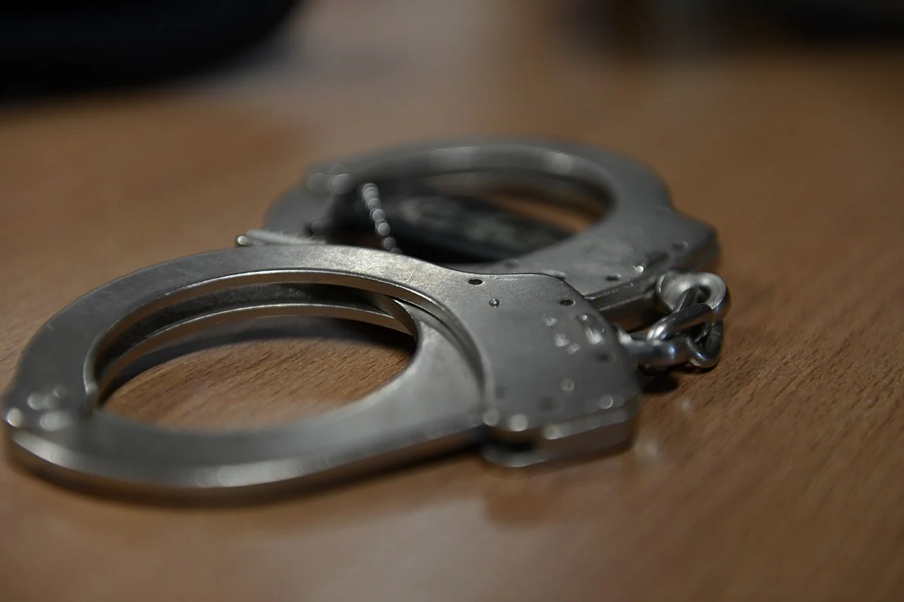 Unas esposas sobre una mesa, detención por un delito de tráfico de drogas
