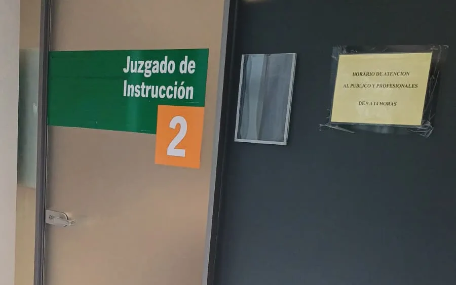 Puerta de un juzgado de instrucción en la Ciudad de la Justicia de Málaga