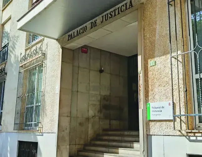Entrada del Palacio de Justicia de Fuengirola, sede del Tribunal de Instancia