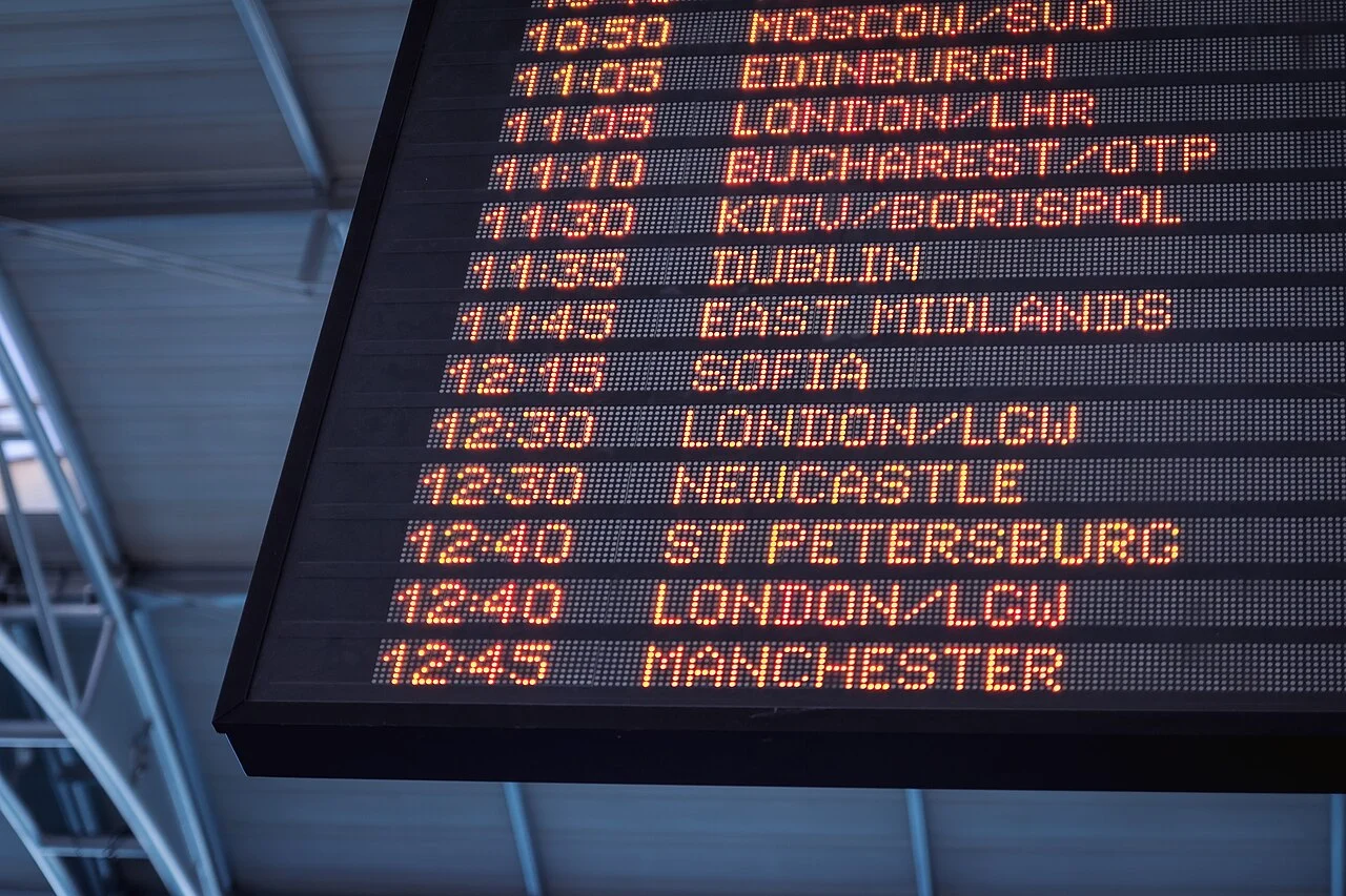 Panel de salidas de un aeropuerto con destinos europeos