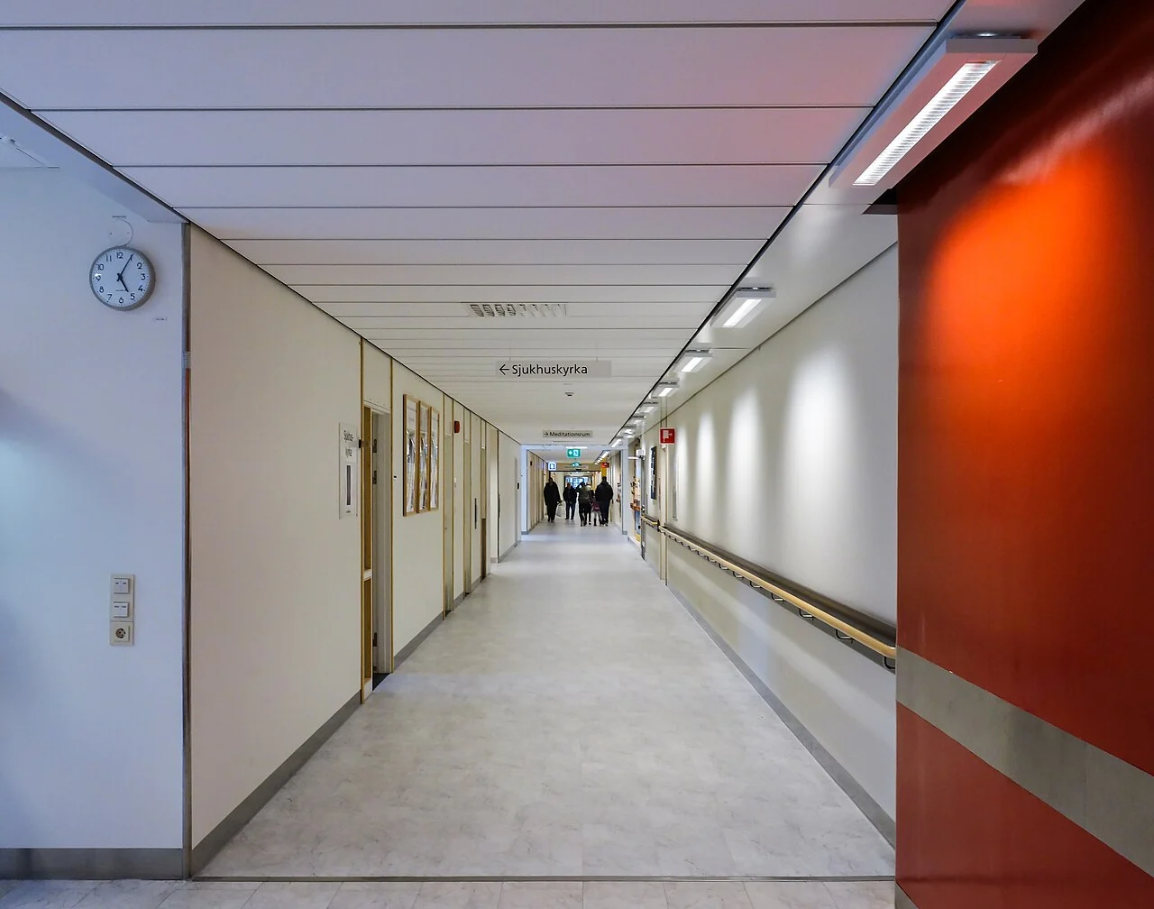 Pasillo de un hospital con una pared roja
