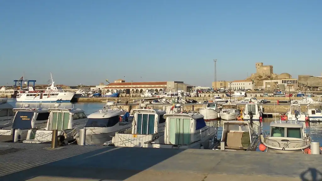Embarcaciones amarradas en el puerto pesquero de Tarifa, en el Estrecho de Gibraltar