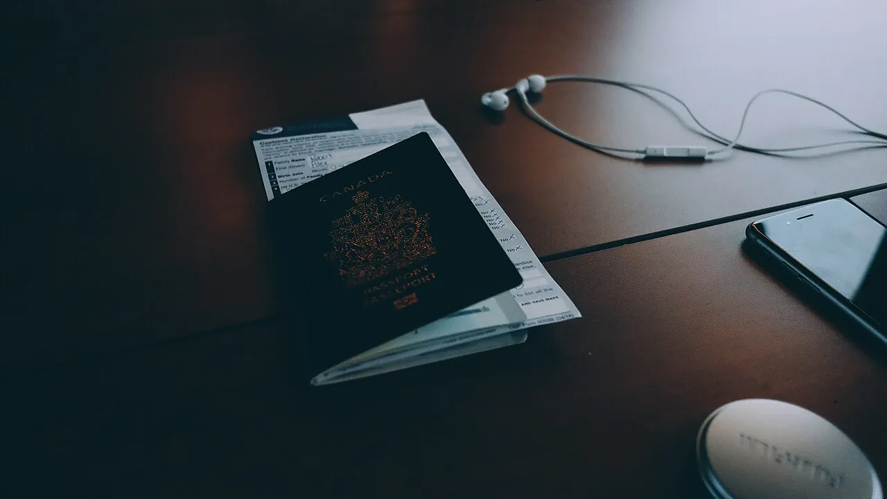 Pasaporte y documentos sobre una mesa