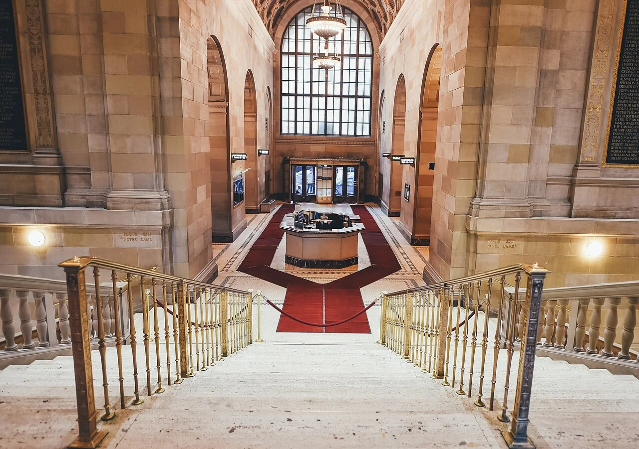 Vestíbulo de un edificio judicial con escalinata y alfombra roja